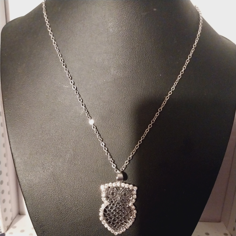 NWT SILVERTONE OWL PENDANT NECKLACE